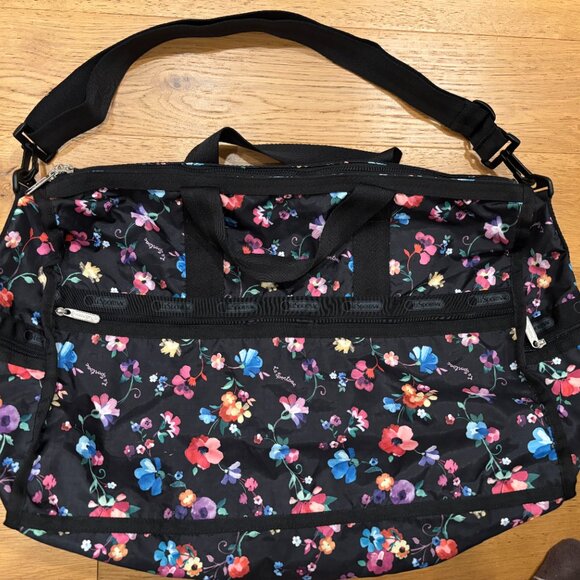 LeSportsac Weekender duffle bag in like new condition - Picture 2 of 7